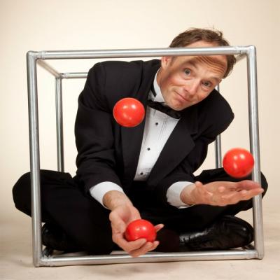 photo of Henrik Bothe juggling