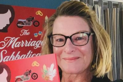 photo of author Lian Dolan with copies of her book "The Marriage Sabbatical"